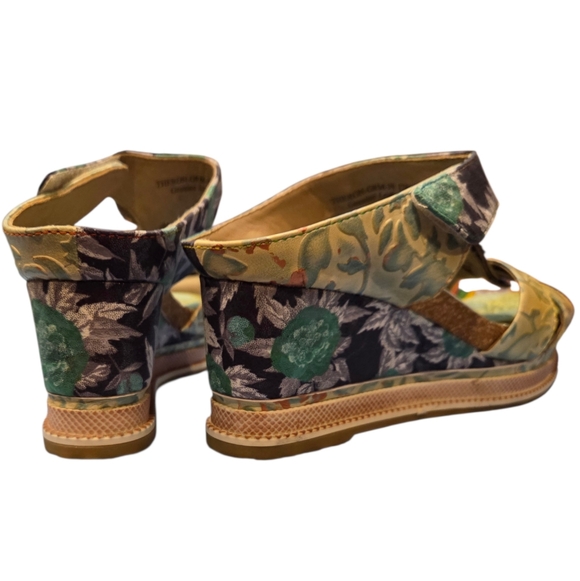 L'Artiste by Spring Step Theron Style, Hand-painted Leather Wedge - Picture 7 of 13
